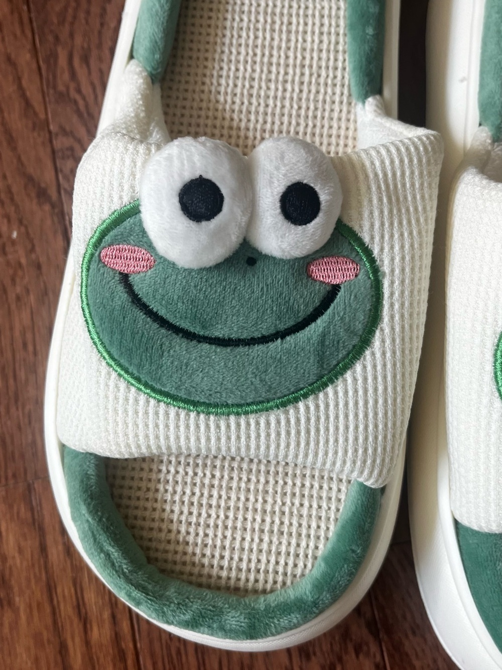 Cream and Green Frog Slide Slippers size 8.5 - Picture 3 of 6